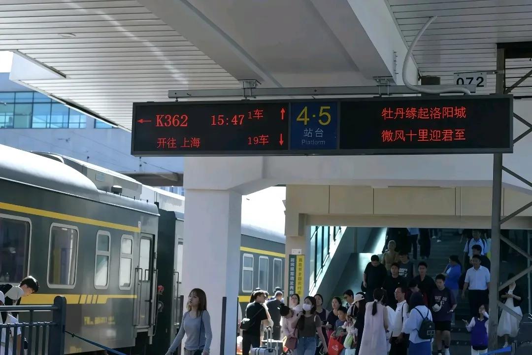 洛阳站的站台，为何比不上蚌埠和宿州？洛阳站，郑州局第二大站。站台却高低不平，
