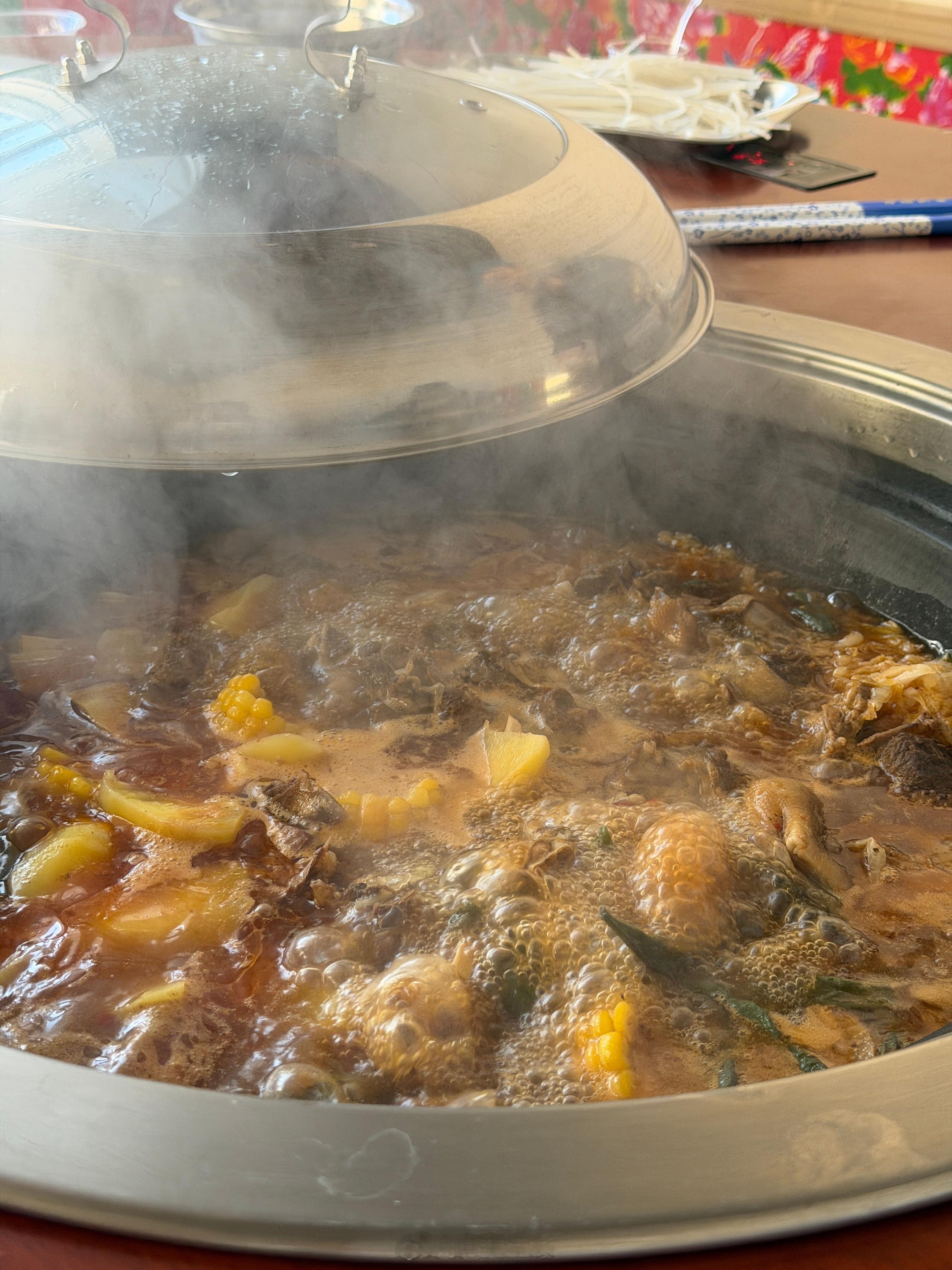 哈尔滨超大雪人居然不是堆的已到尔滨第一顿，铁锅炖大鹅拼排骨