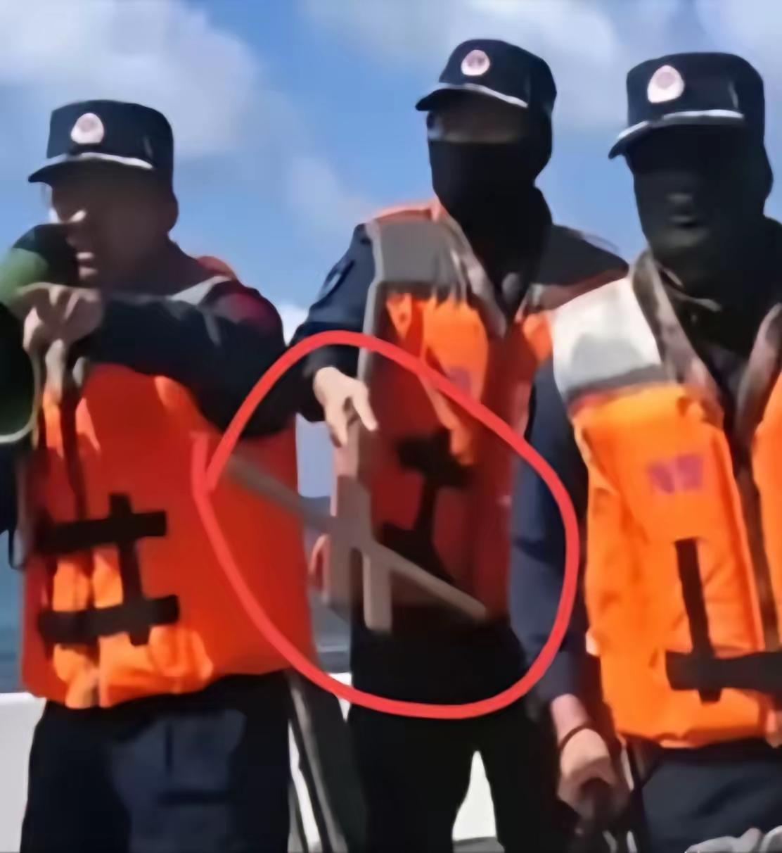 有不少网友“神秘”的说：这是我们海警的秘密器械，专门用来对付菲猴子的？错也，海
