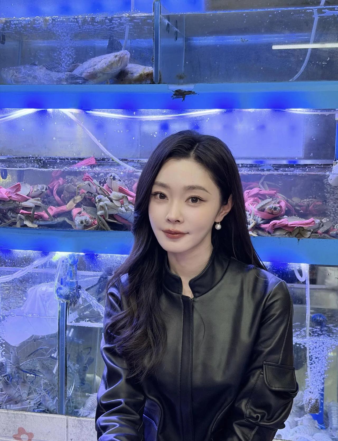 宋轶私服穿搭太会了✨宋轶这套黑皮衣+不规则半裙的搭配，把甜酷与温柔平衡得刚