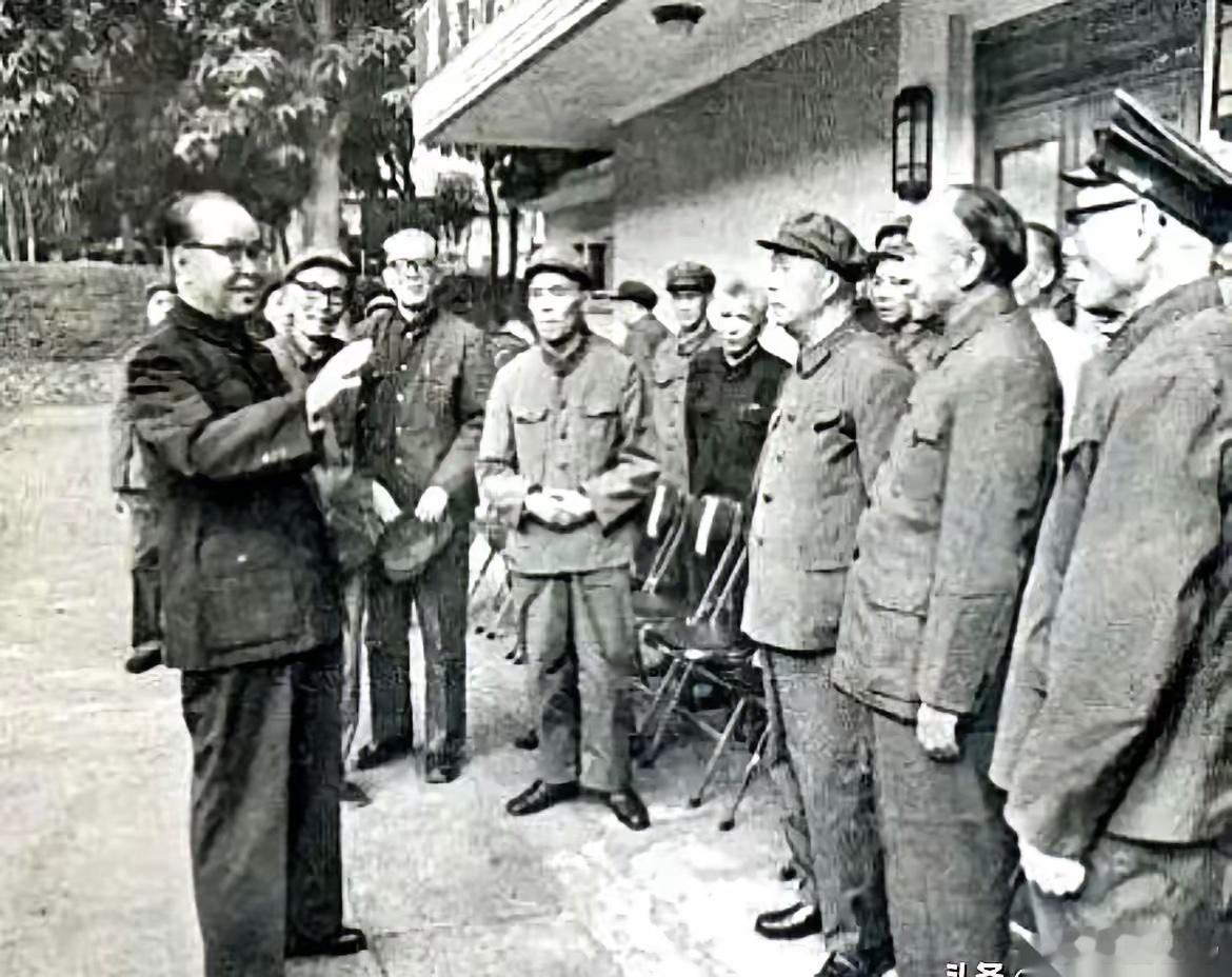 1978年，南宁。韦国清，当年的少年，已经是开国上将。他回来，见一群老伙计，当年