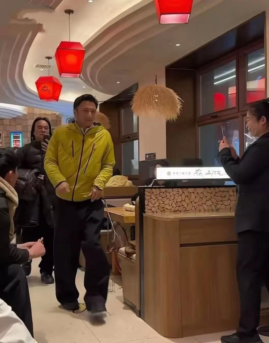 谢霆锋现身哈尔滨餐馆吃饭，真是人红走到哪里都是焦点，看看这左右前后的人都在用手机