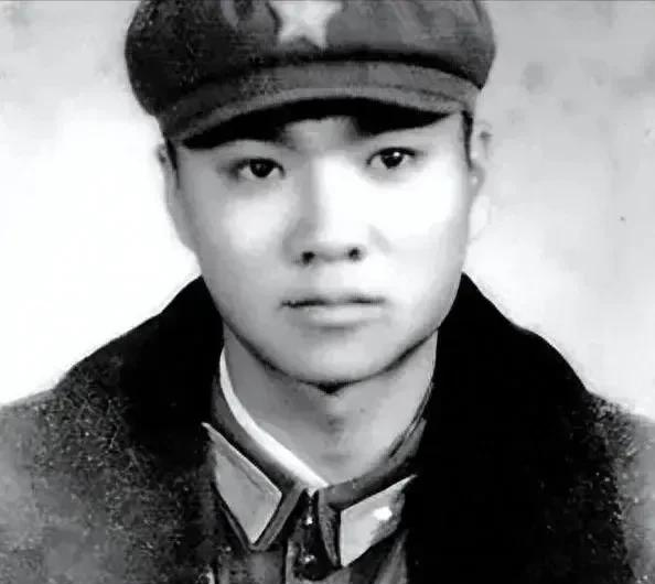 1975年，战士陈佳明回来探亲，女友看到他，当场退婚。然而，陈佳明回到部队后，她