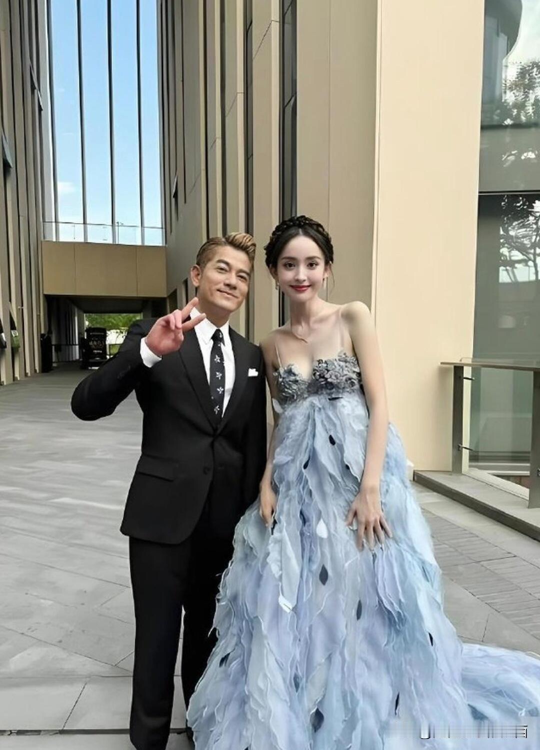 帅哥男明星看起来身高都不到172吧，这么娇小，在女明星旁边都是那么的可爱，还摆造