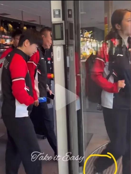 莎莎你是故意的吧？莎莎跟马琳钱天一一起上训，钱天一光脚穿了一双拖鞋，莎莎很