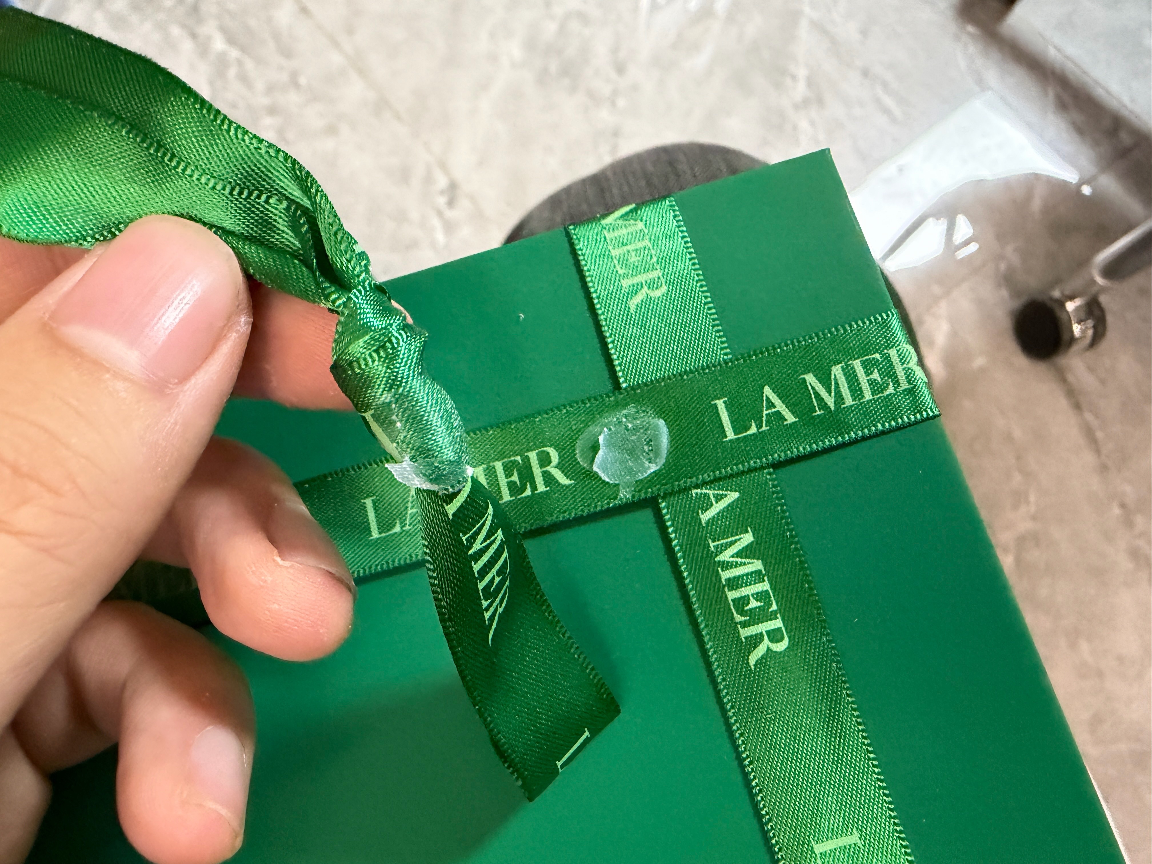 试问：谁能想到这个蝴蝶结不是“一拉就开”，而是用胶水粘的呢？