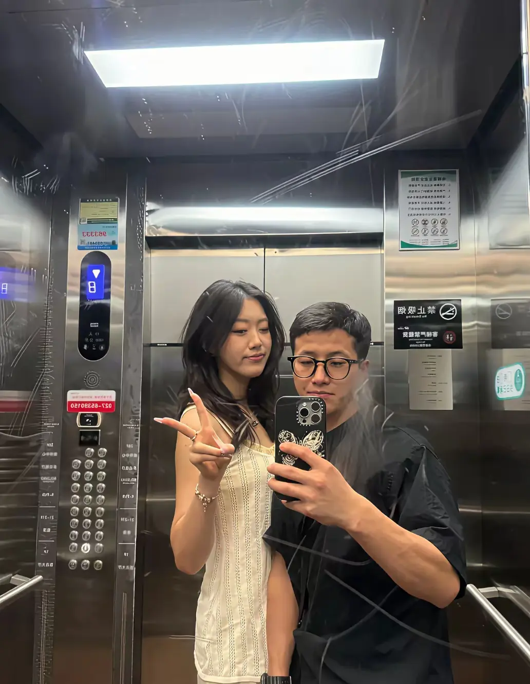 女的比男的高十公分，我就纳闷了，这男人到底哪里有魅力