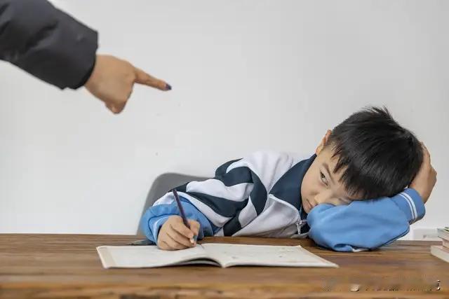 为啥现在的孩子越来越不怕老师？背后3个原因，戳中无数教育痛点。你提出的问题反映
