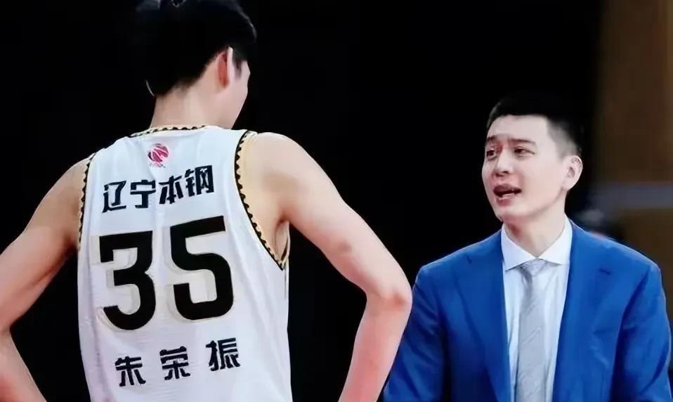 杨鸣接受吗？朱荣振想要回辽宁队近日前辽篮夺冠功臣朱荣振接受采访时称，自己想回到