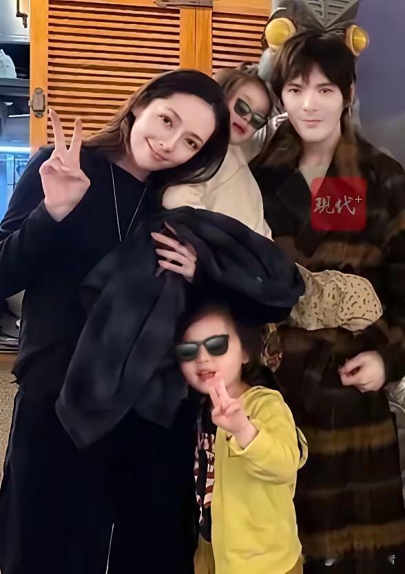 郭碧婷真的越来越邋遢了，这一家人合照全素颜，看起来好像保姆一样。倒是向佐越来越