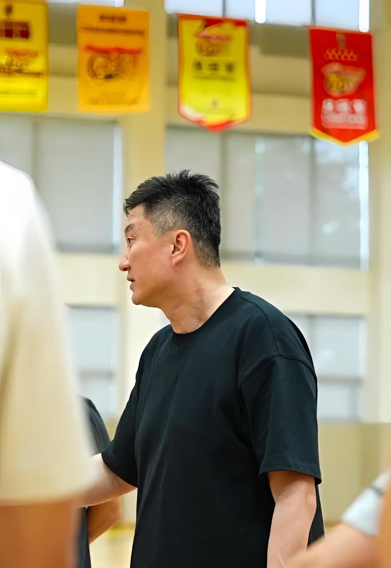 杜指导回归广东宏远训练基地，二飞也回了！球员们也从二沙岛回来了！张明池、张昊、