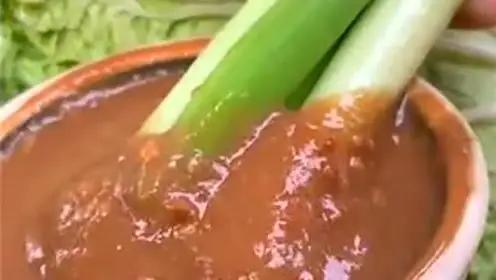 蘸酱里的江湖：一口大葱，半生乡愁今儿咱们单说一桩刻在东北人骨子里的“味觉图腾