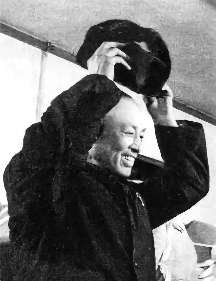 1975年，周养浩被特赦，重获自由后，国家允许他去任何地方，周养浩提出：“我想去