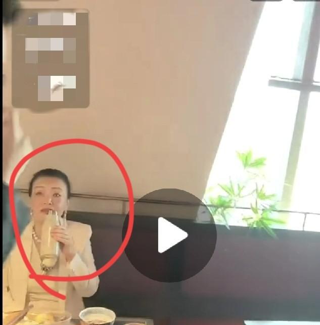 2026年初的一场早餐直播里，张兰从台湾回到北京，第一次出现在汪小菲的镜头后方。