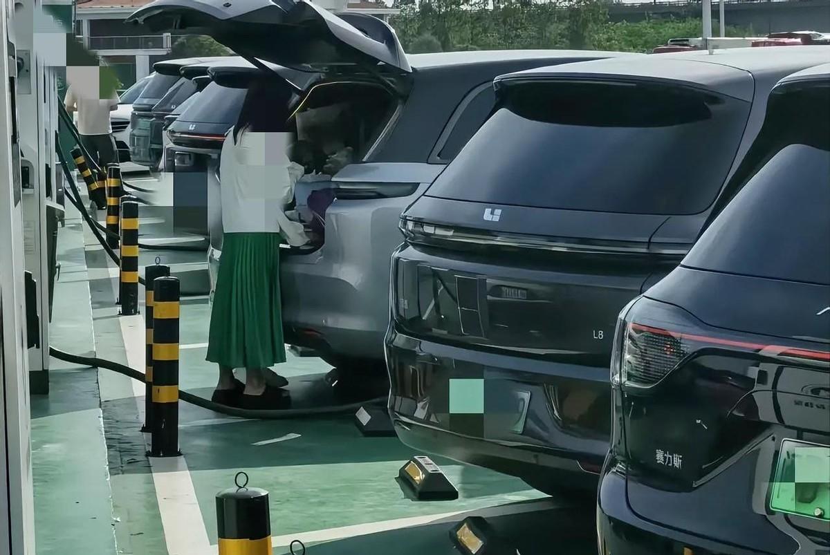 朋友开着他的新电车，从内蒙出发去上海，一路跟我炫耀。他说他全程电费只要400块