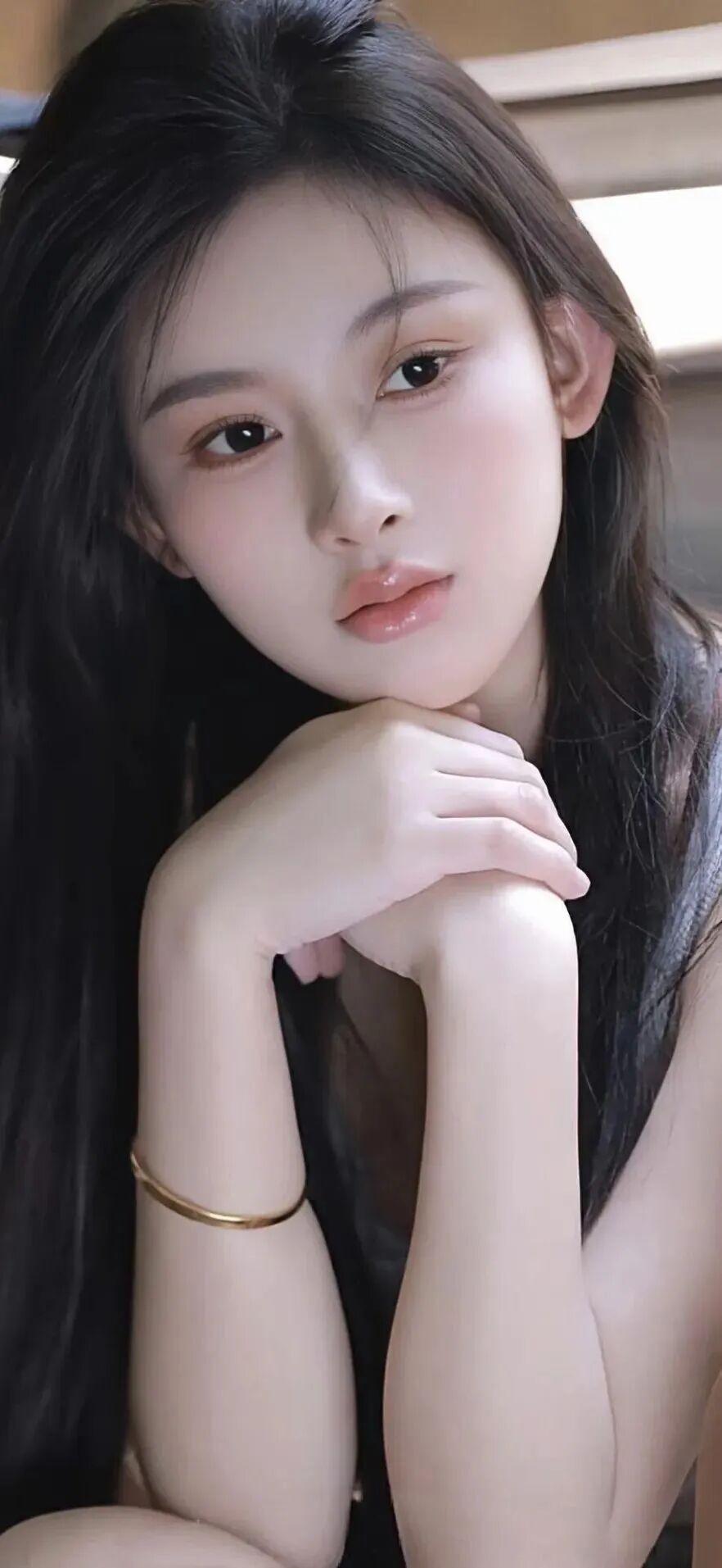 女人最耐看的长相是什么样的五官精致，皮肤白皙有光泽，身材比例恰到好处，有气质有内