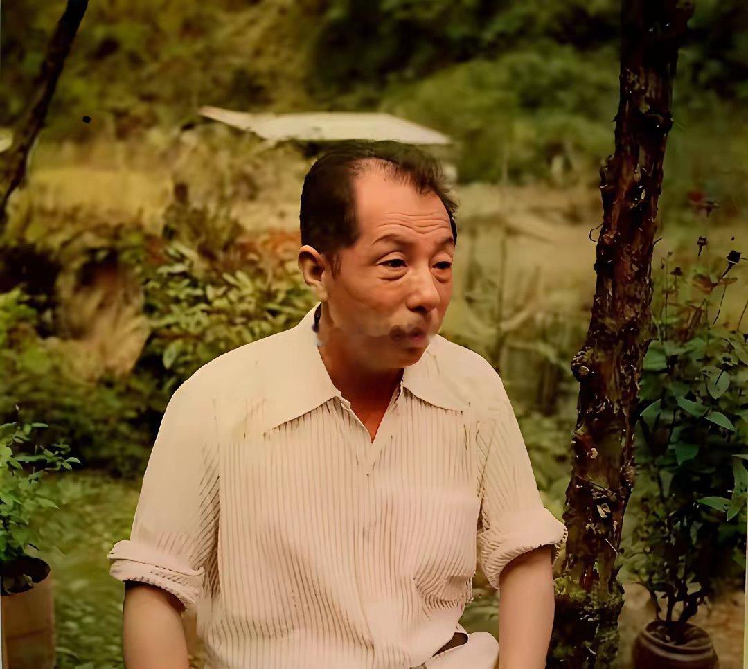 张学良让蒋介石幽禁在台北时也够惨的！看着都没人样了！可能到老年后戴个帽子才好看点