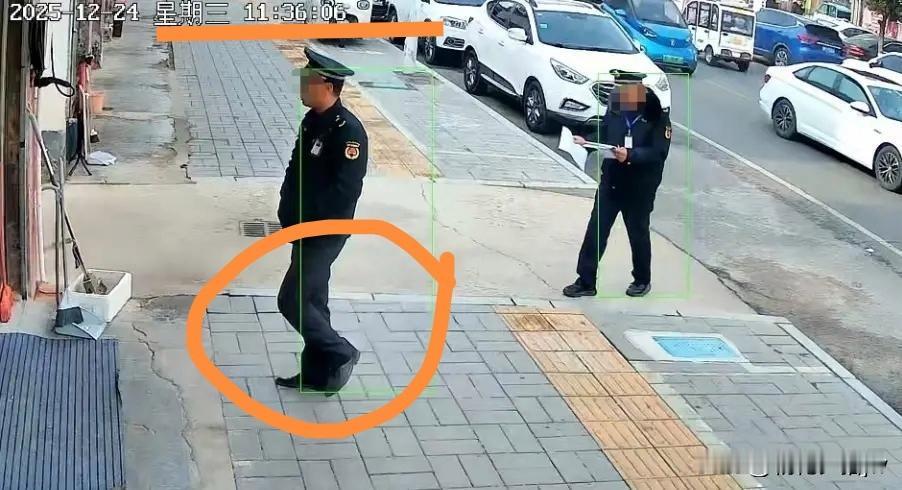 河南周口。两位城管跑了一上午，累的腿都不打弯了。到吃饭点了，他们还在忙