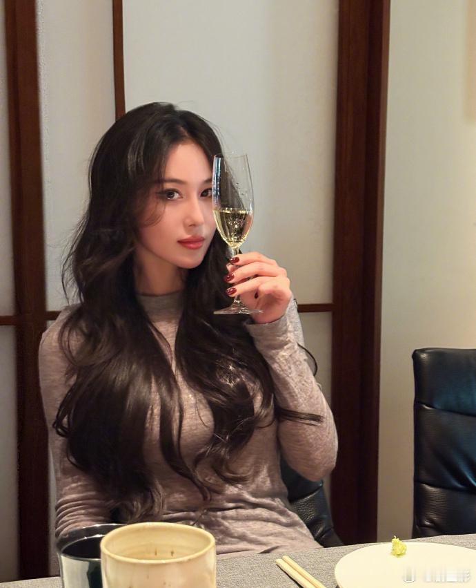 张馨予身材好辣，又美又飒呀，这个脸蛋和身材，咱们姐姐真的是一个都没有落下！简直就