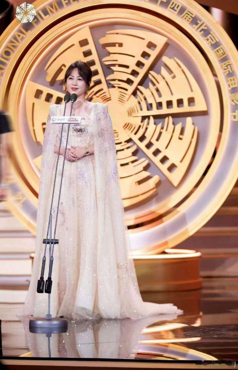 沈腾玲花他俩手拉手了这样子的两对国民搭档的碰头，真的是太有梗了吧，马丽曾毅两个