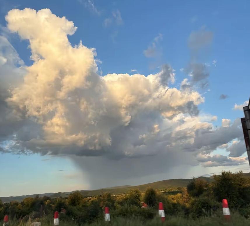真的，我今天出门差点以为发统一制服了。满大街，乌泱泱的，全是那种冲锋衣，三合一