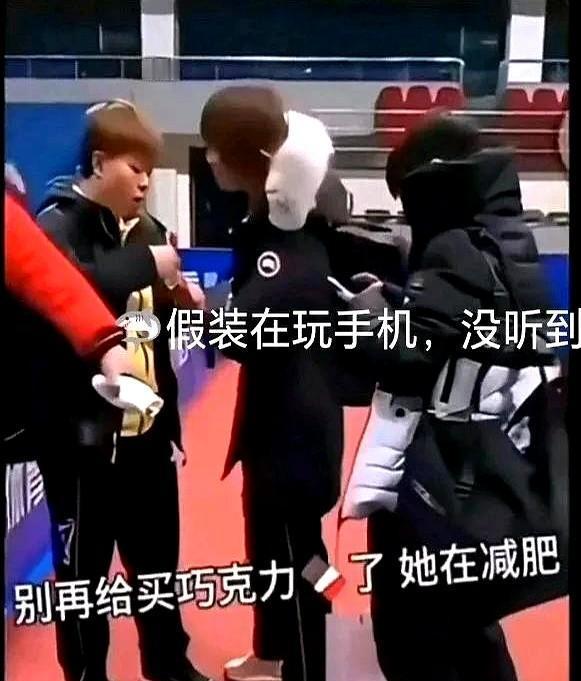 莎莎的巧克力被翔哥收了，没骂人，没发火，就默默拿走。她笑了一下，没追，也没闹。