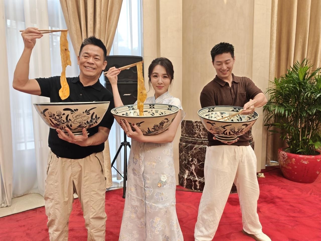 孙浩，王晓晨，窦骁一人端一碗𰻝𰻝面，超级大的碗比盆都要大，王晓晨都要端不