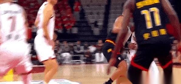 深圳对山西那场球，火药味就是这么上来的。迪亚洛像辆失控的卡车，轰一下把史密斯直