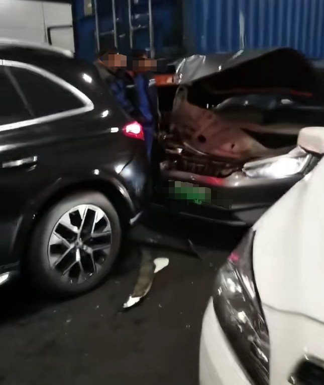 #上海警方通报长江隧道16车相撞#【上海长江隧道16车相撞！警方称系因货车漏油致