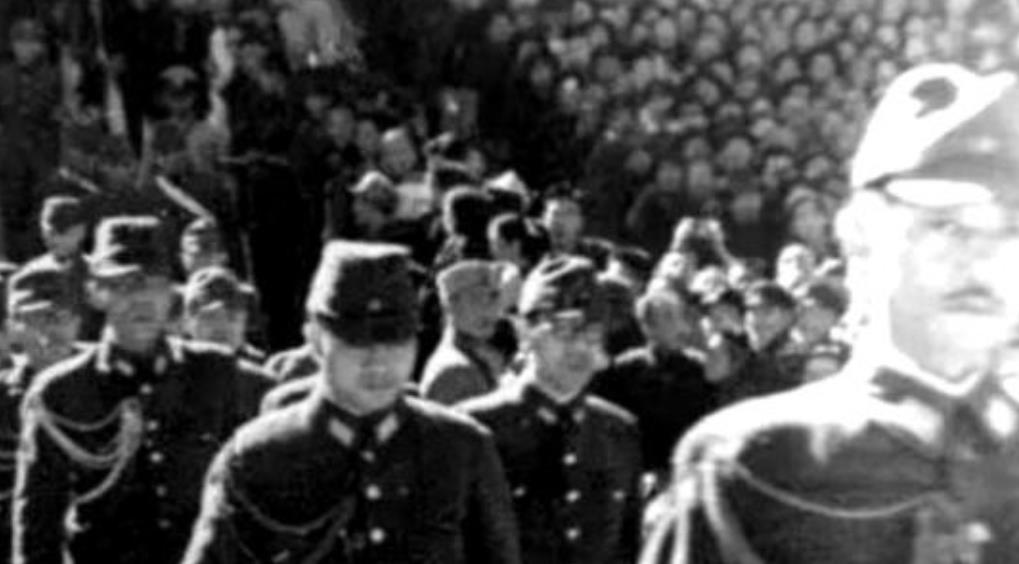 1937年，一位日本军官在大连“庆祝攻占南京胜利”，正当他伸直脖子弯腰90度鞠躬