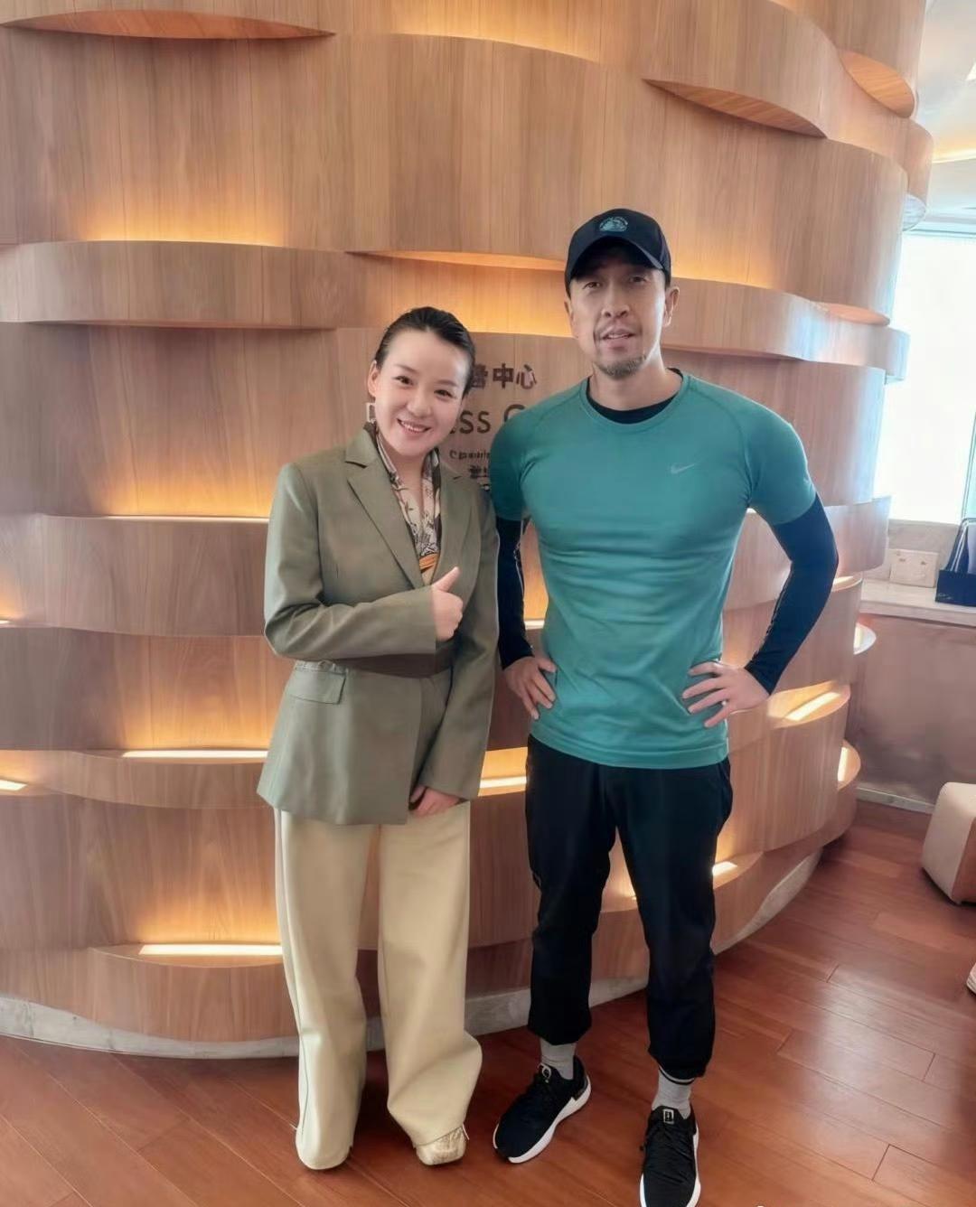 网友A：刚刷到王千源在上海酒店健身被偶遇的照片，53岁了身材还这么能打，胸肌饱满