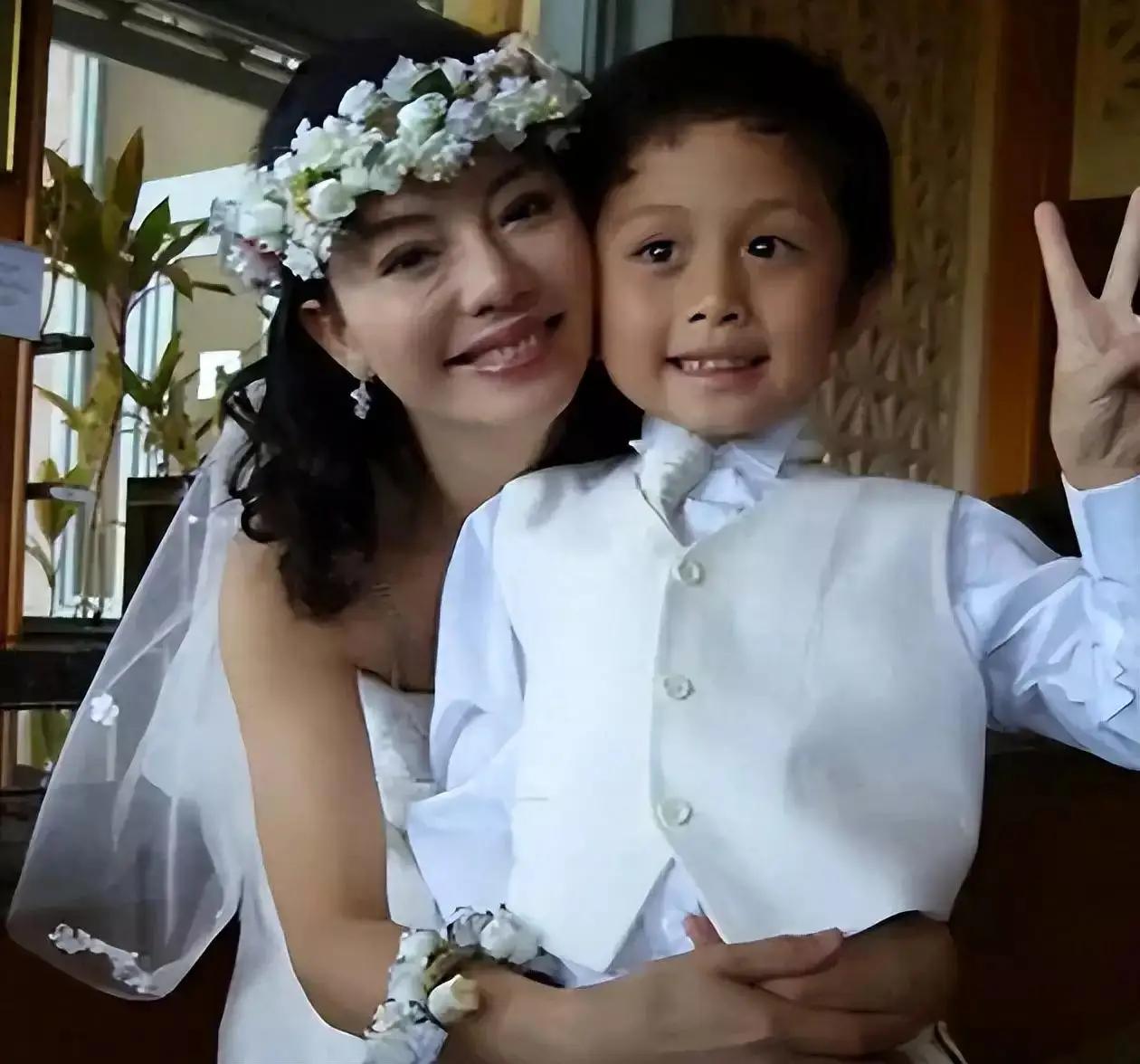 畸形的爱到底有多可怕？台湾女星狄莺，坚持母乳喂养12年，与儿子同床15年，就连儿