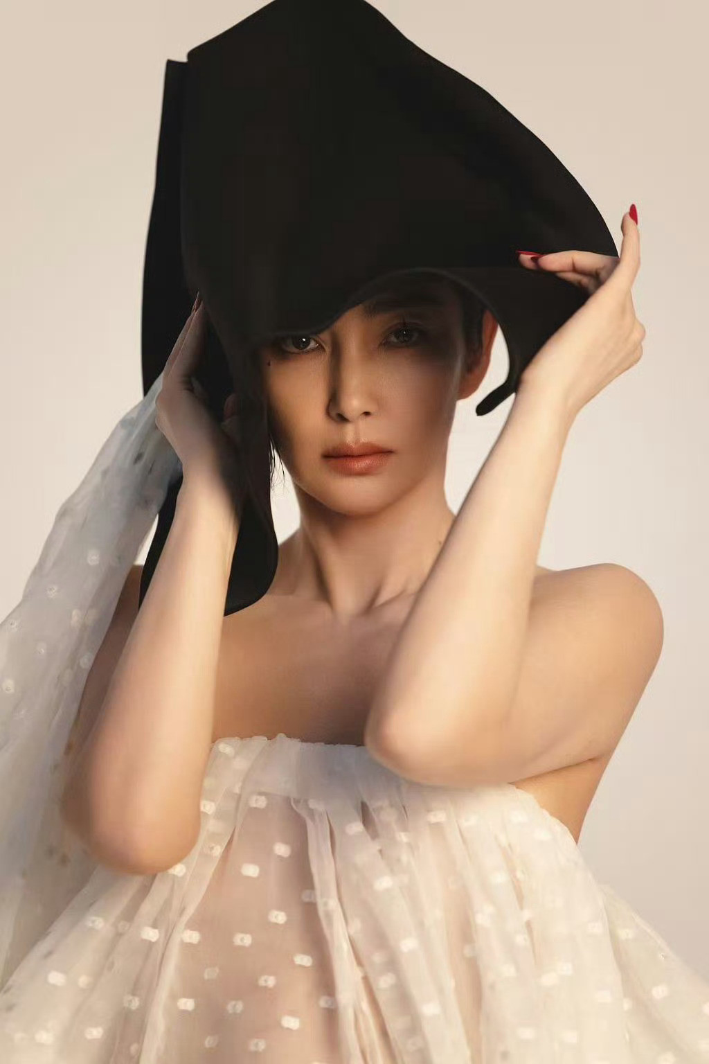 李冰冰三月三刊的三副面孔太惊艳。刚柔气质并存，轻松驾驭不同风格，脸蛋权威身材棒，