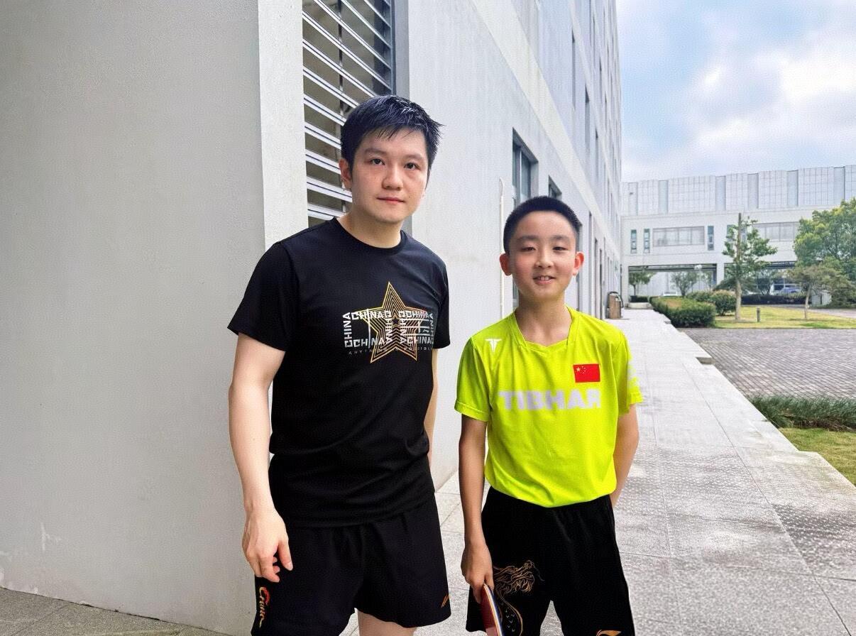 樊振东训练完湿漉漉的样子，别众的帅气十足！小孩也是特别的人才，早早就可以和樊振