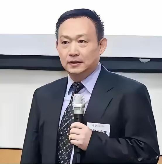 “先市场化，再资本化，最后私有化。”卢麒元这话不好听。他在财政部坐过板凳，投资圈