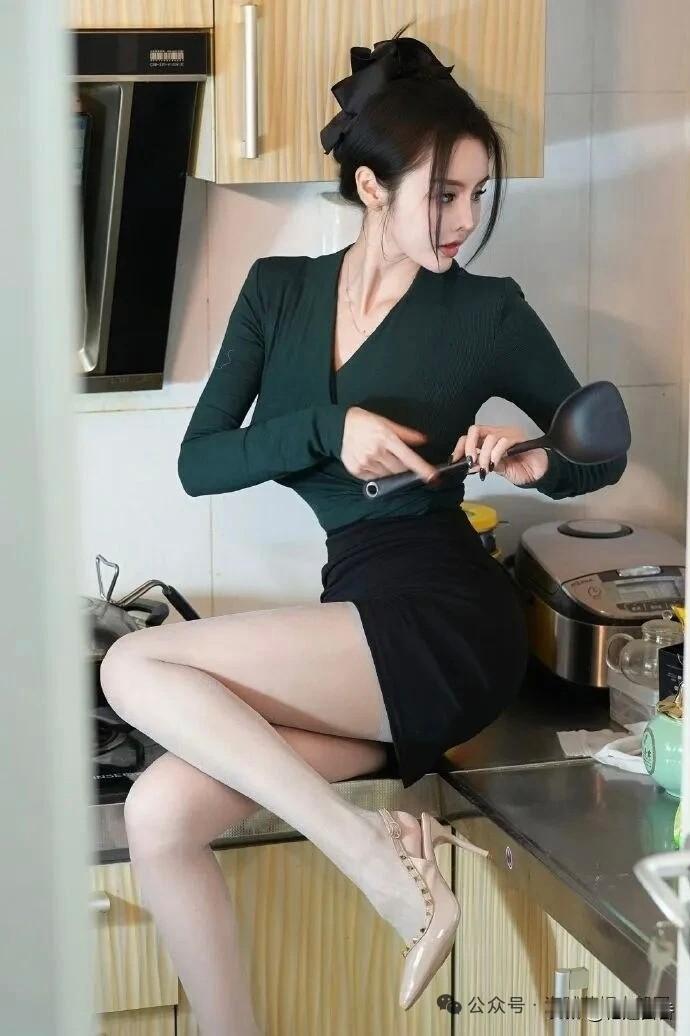 优雅黑裙搭配高跟鞋，厨房里的小仙女女人如何穿高跟鞋显得很洋气