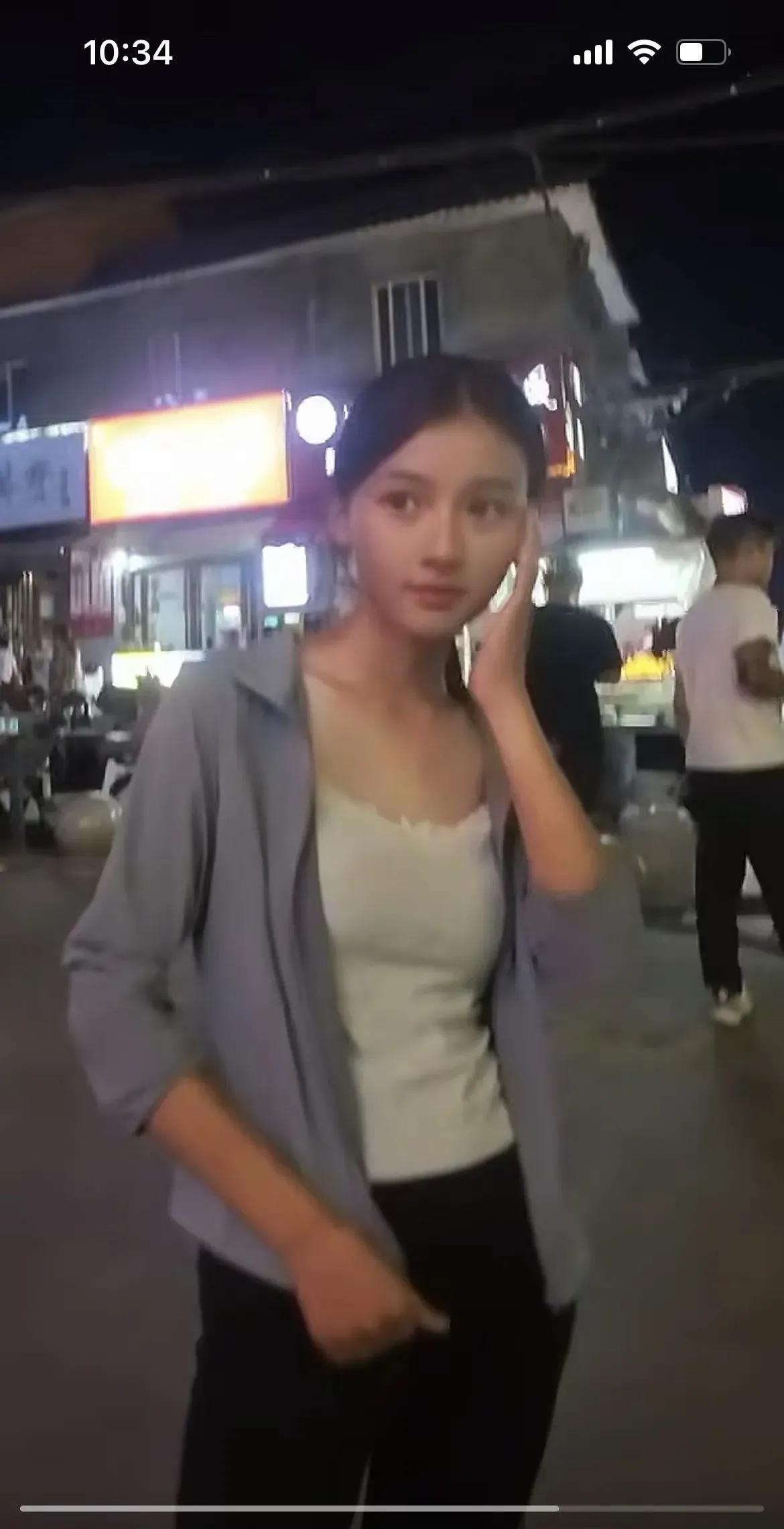 河南南阳那个14岁小姑娘火得没边了！就街拍偶然拍着的，扎个马尾穿件防晒服，素着