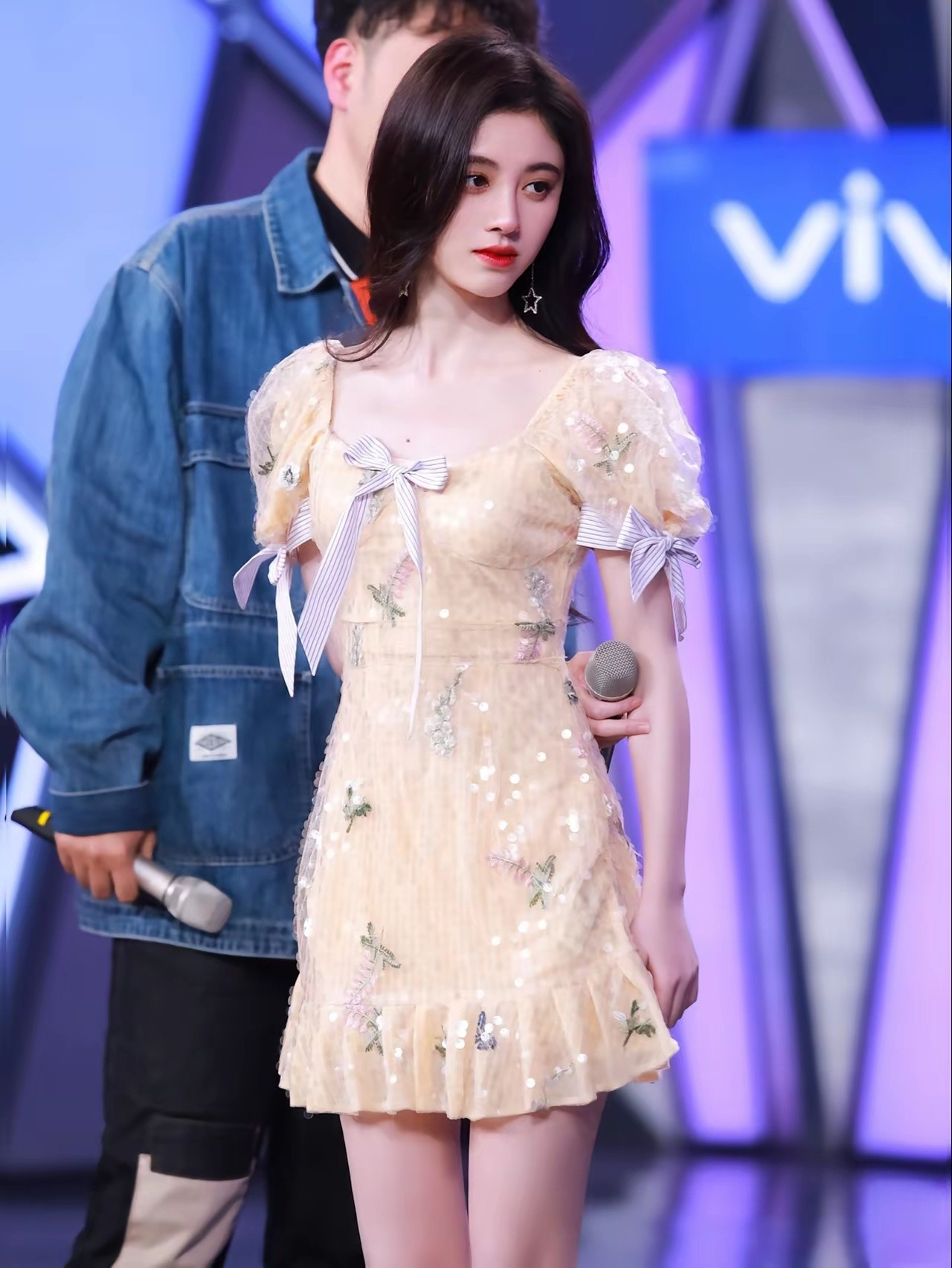 鞠婧祎作为女明星很难得，不过现在生活中很多人也都不谈恋爱不找对象，自己过自己的。