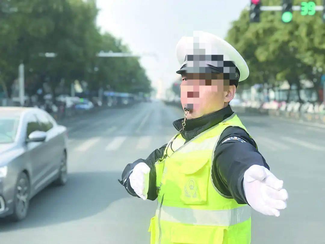 见过最戳人的职场落差，藏在“借调”两个字里。有位交警被临时调到电视台，从零