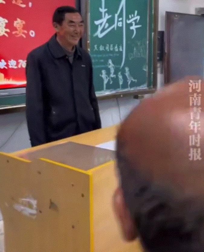 太难得了！湖南一中学，76年毕业的一个班学生，时隔50年后，全班同学协同班主任再