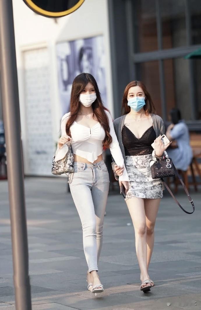 一起出街，时尚又安全！😊👭💕什么样的女性最美有哪些让人怦然心动的照片分