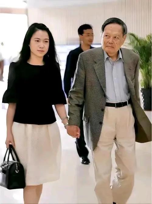 【清华公开杨振宁2000件遗稿!翁帆8字回应看哭众人】清华大学近日公开杨振宁