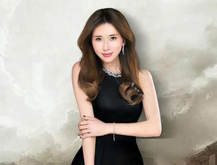 “女神”这个词，现在到处都是。但每次看到林志玲，总觉得这俩字有了不一样的份量。