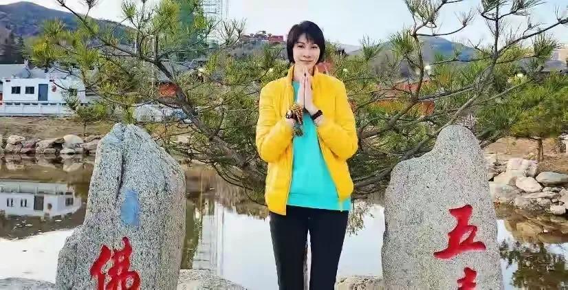 女排名将赵蕊蕊近日现身五台山寺庙祭拜，看上去气质和气色相当不错。可惜的是，这样一