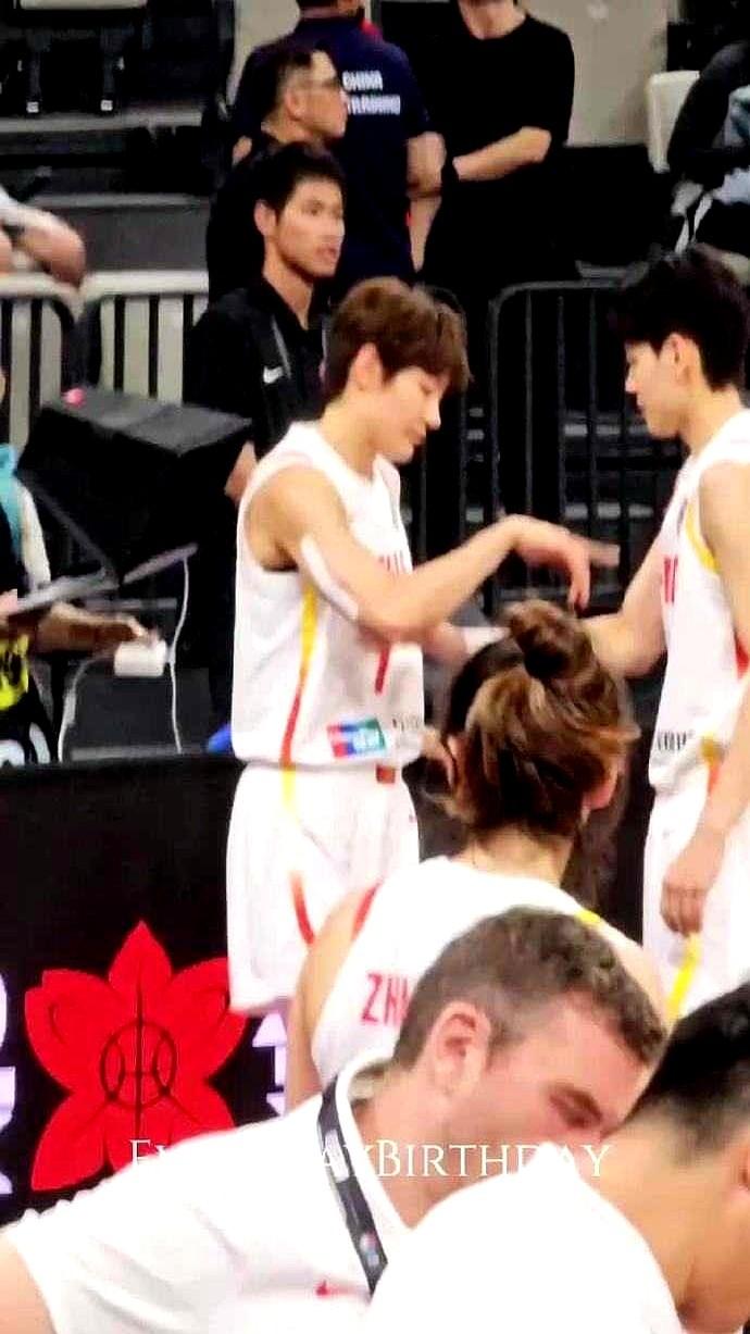 别再说杨舒予是靠脸出圈了。一开始大家确实是因为她清爽的短发和利落的球风关注她