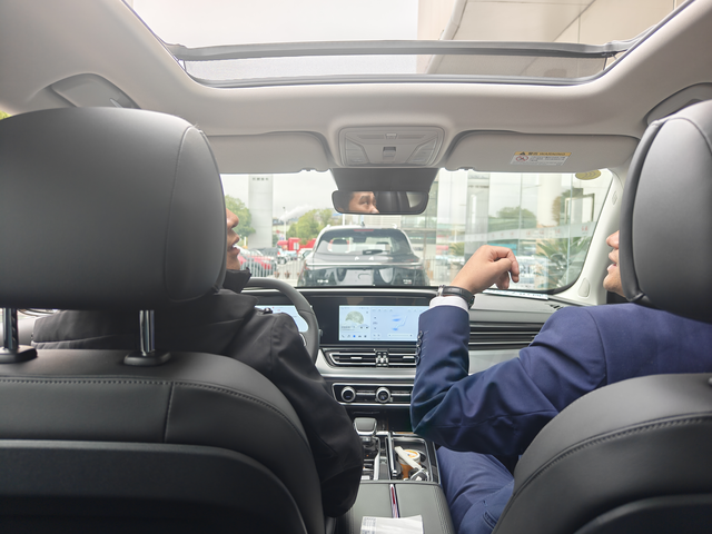 我爸提了特喜欢的HS5先避雷永州的红旗4s店，进门报价全款落地要19w，贷款才