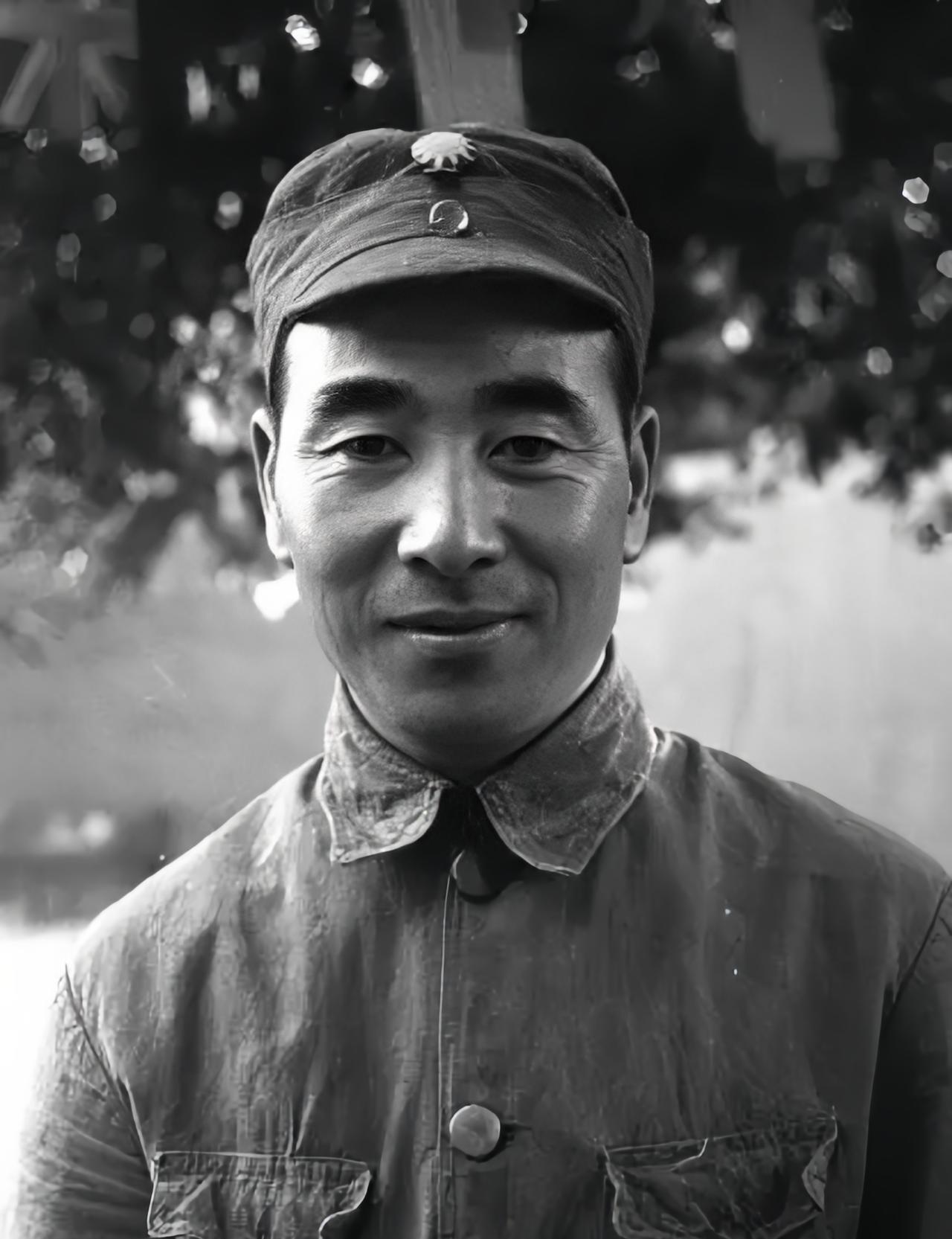 四平攻坚战后，六纵十七师损失很大。十七师是主力部队，是林彪的拳头。林彪想抽几个部