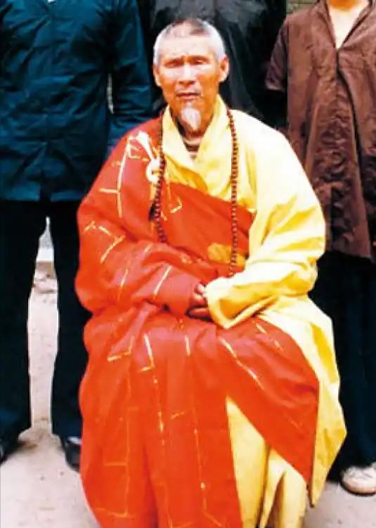 这是释永信的师父释行正。他是少林寺第二十九代方丈。释行正于上个世纪八十年代收释永
