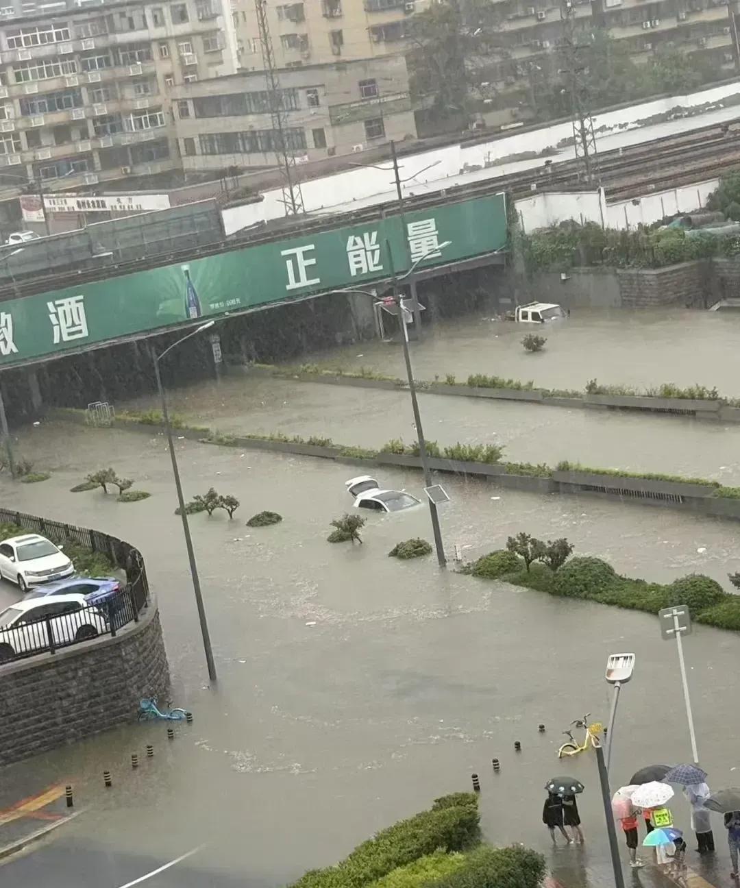 今年八月，河南郑州8.7暴雨之后，城市再度泡汤。今年一月，郑州日报发布文章《我