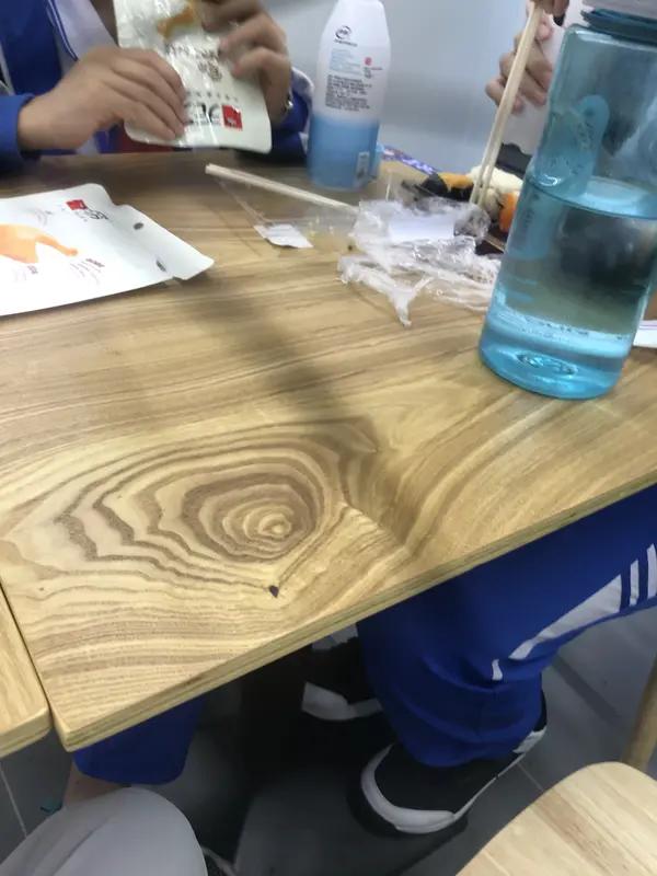教师陪餐已经不合理了，还要收取餐费，这真是不合理他妈开门，不合理到家了。教师的